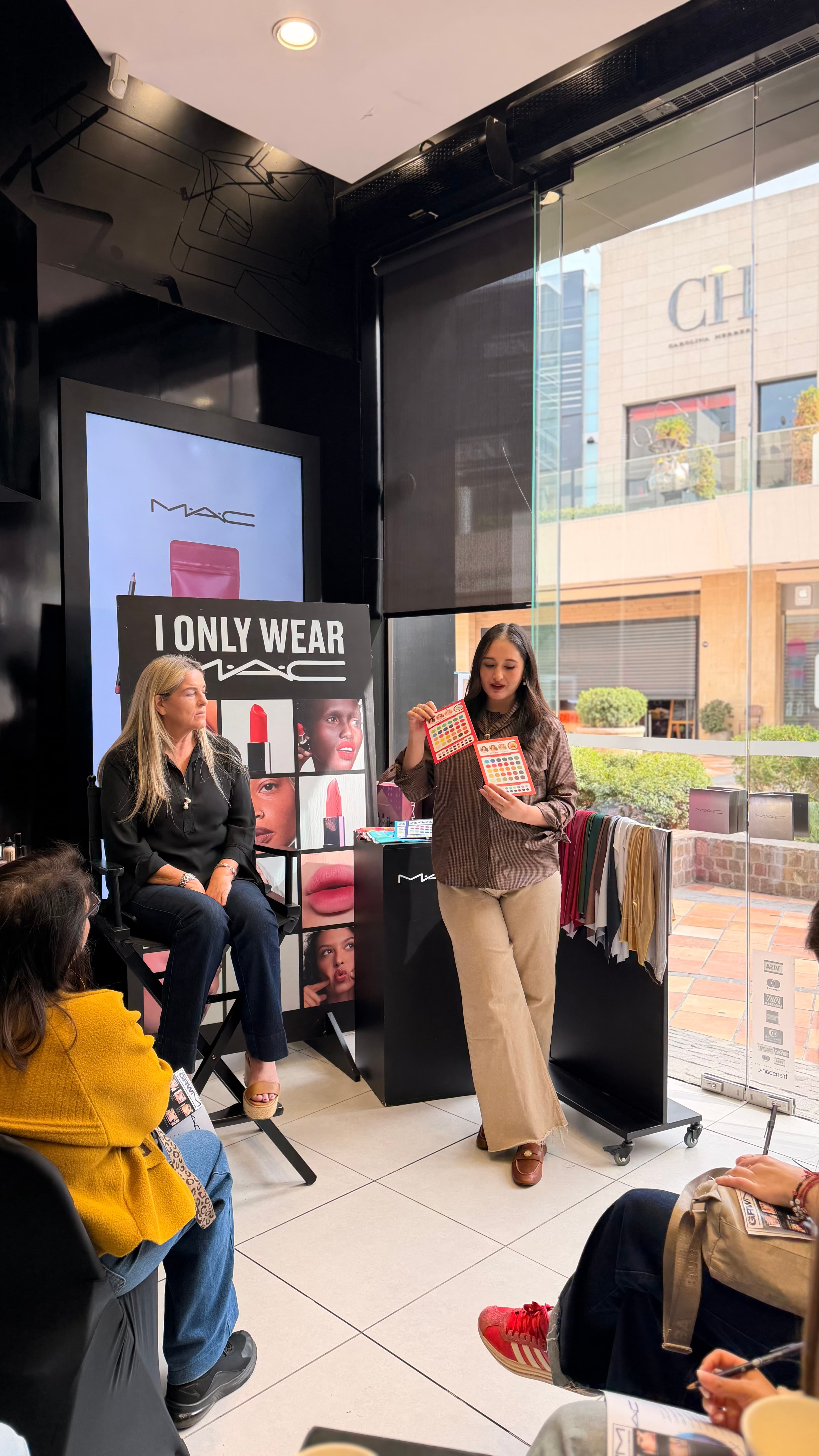 Taller de colorimetría en evento de marca MAC Cosmetics