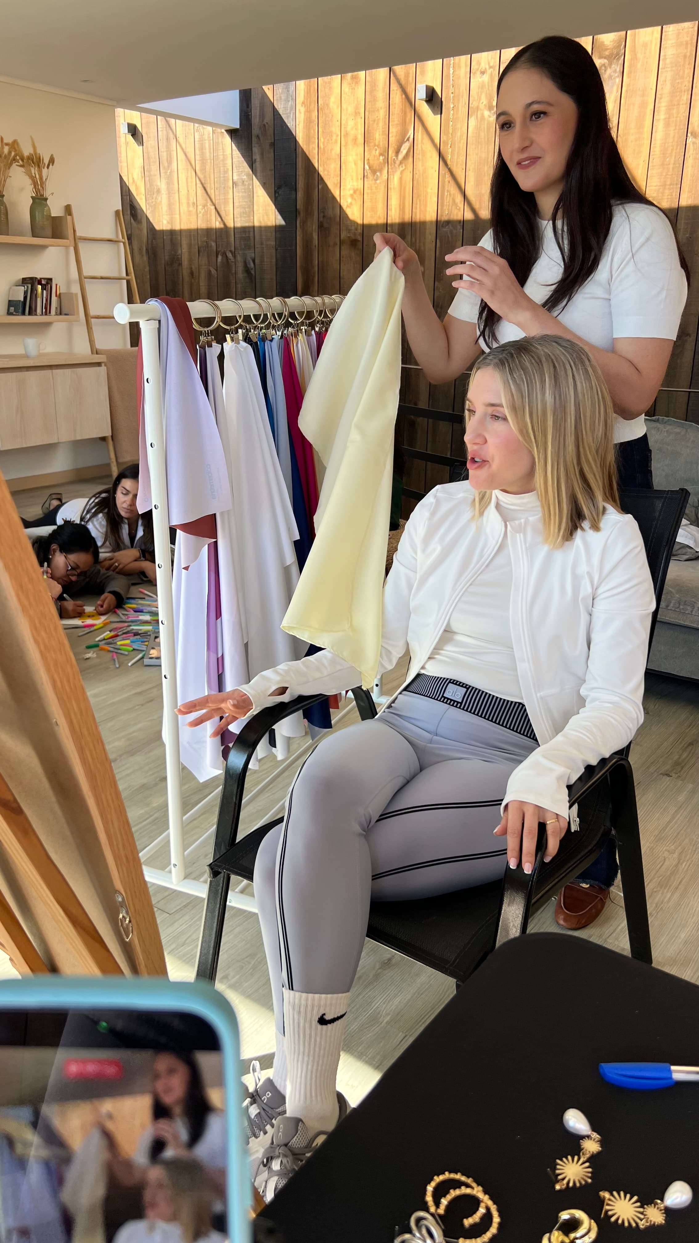 Sesión de colorimetría con draping profesional en estudio